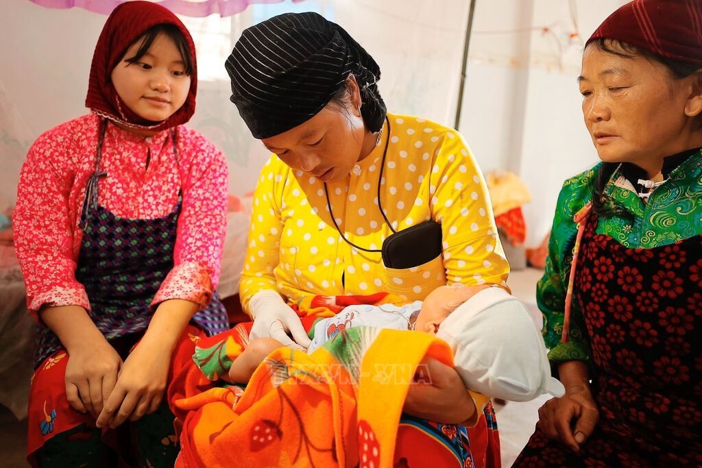 Y học bản địa và vượt cạn giữa đại ngàn